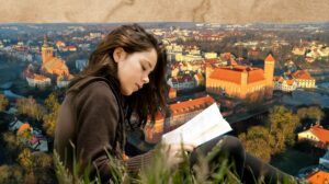 Dziecko czyta książkę z widokiem na miasto