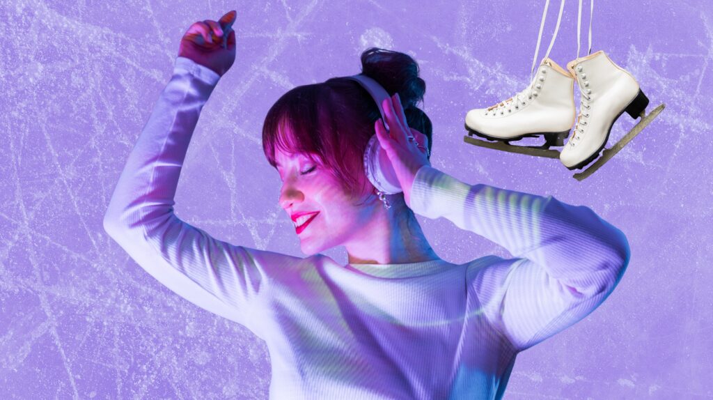 Młoda kobieta tańczy z słuchawkami na uszach.