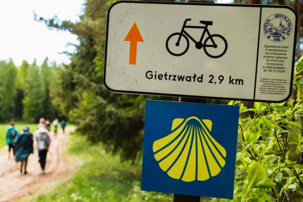 Znaki drogowe na szlaku turystycznym.
