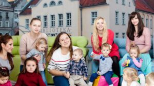 Grupa dzieci i dorosłych w bibliotece