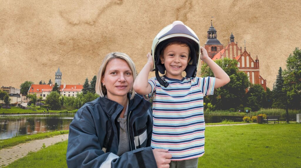 Kobieta z dzieckiem, chłopiec nosi kask.