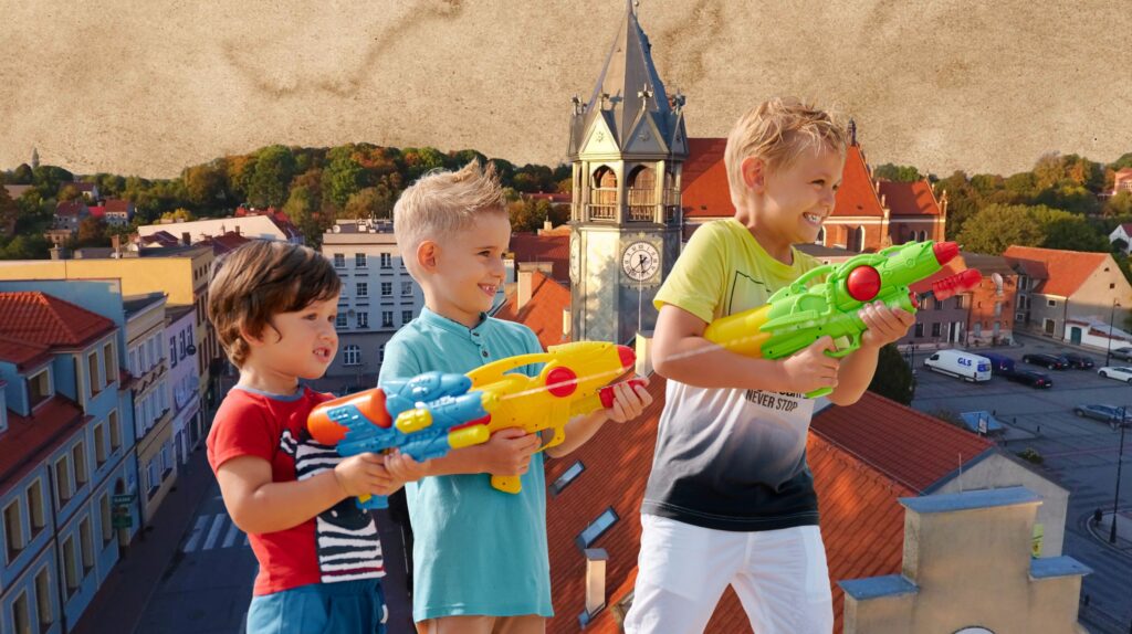 Trzech chłopców bawiących się na dachu z wyrzutniami wodnymi.