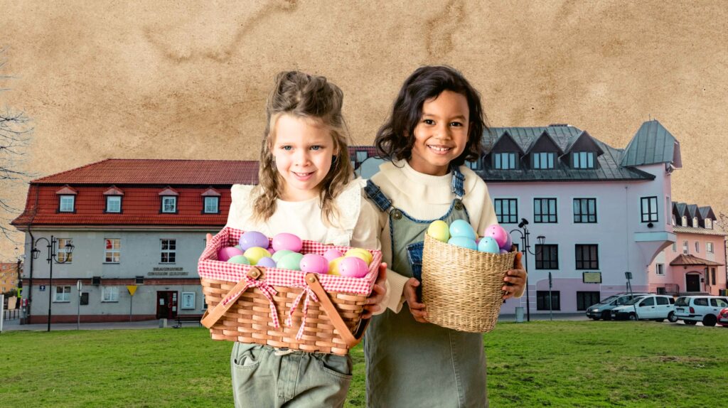 Dwie dziewczynki trzymające kosze z kolorowymi jajkami