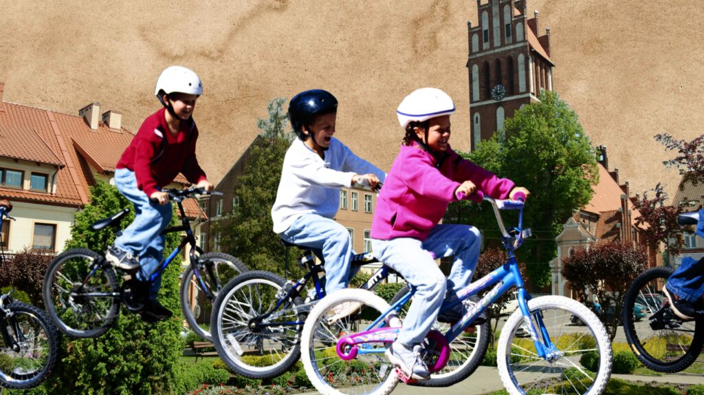 Dzieci jeżdżące na rowerach w parku.