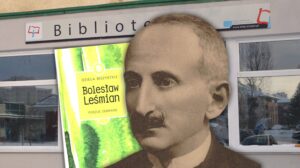 Widok biblioteki z książką Bolesława Leśmiana