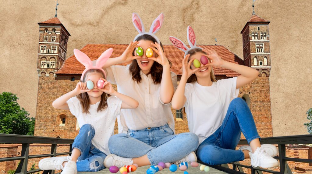 Trzy dziewczyny w króliczych uszach trzymają kolorowe jajka.