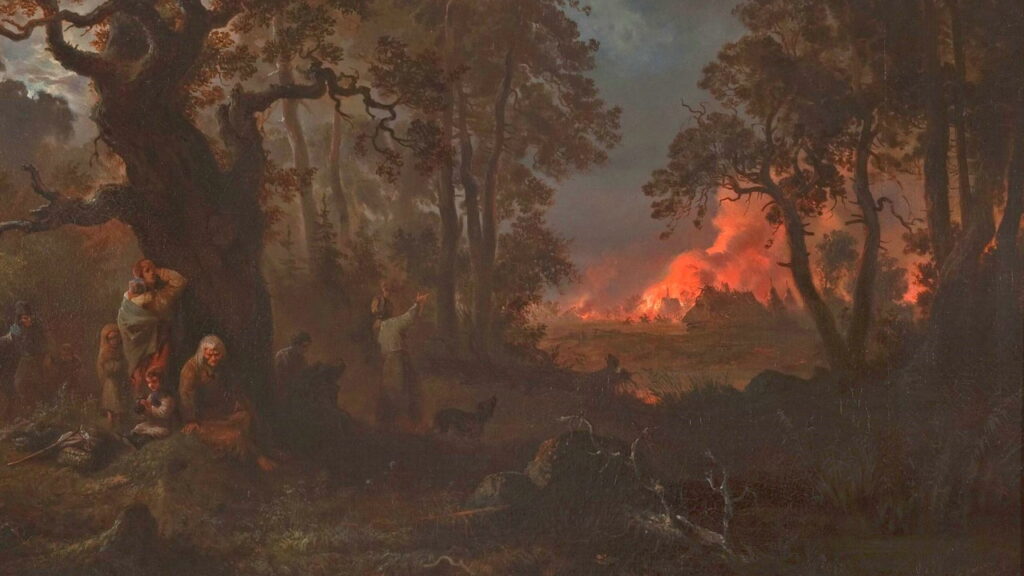 Scena z płonącym domem w lesie, z grupą ludzi w tle.