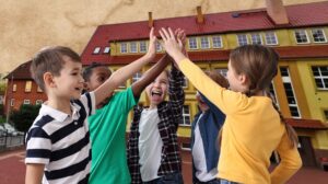 Grupa dzieci w radosnym geście powitania