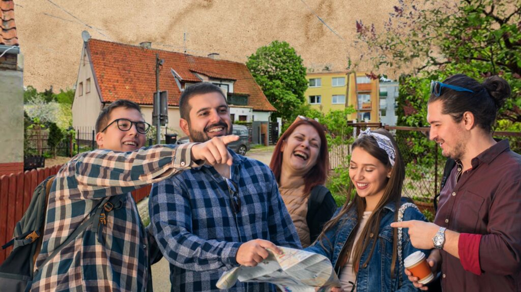 Czwórka przyjaciół oglądających mapę na ulicy.