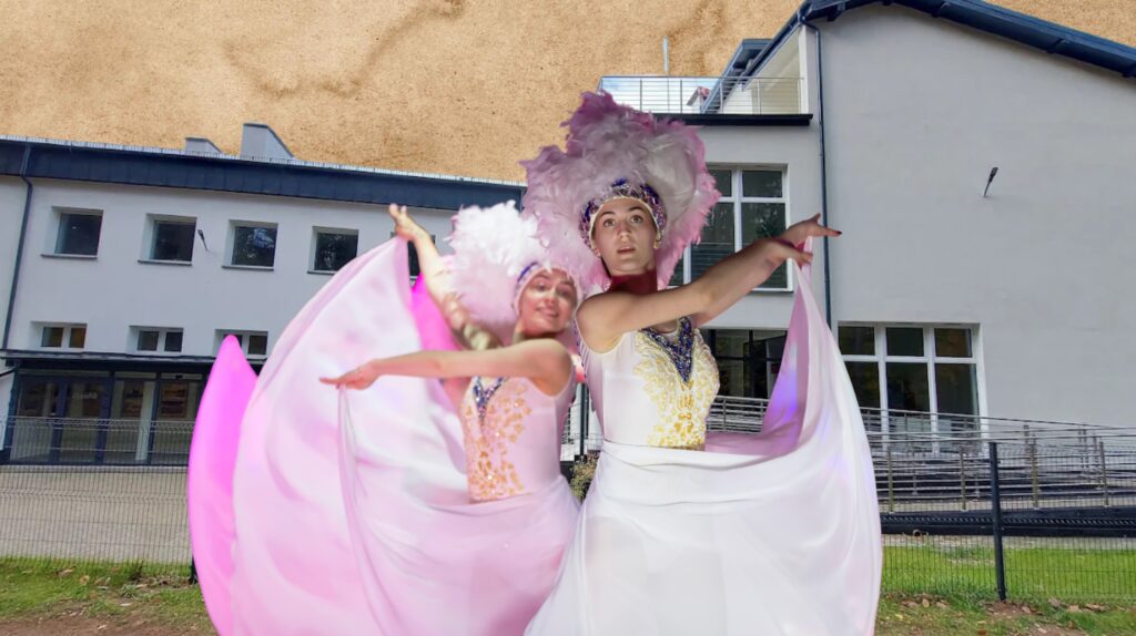 Dwie tancerki w białych strojach i piórach