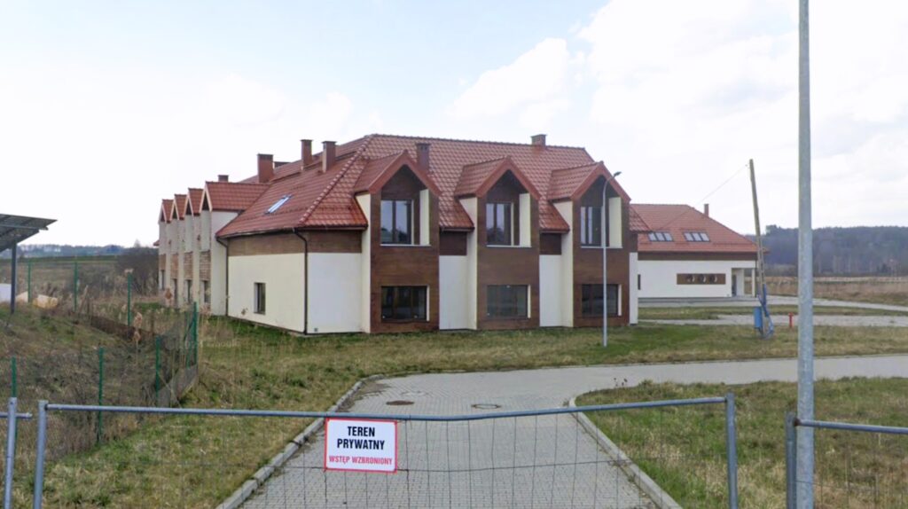 Nowoczesny budynek mieszkalny z ogrodzeniem.