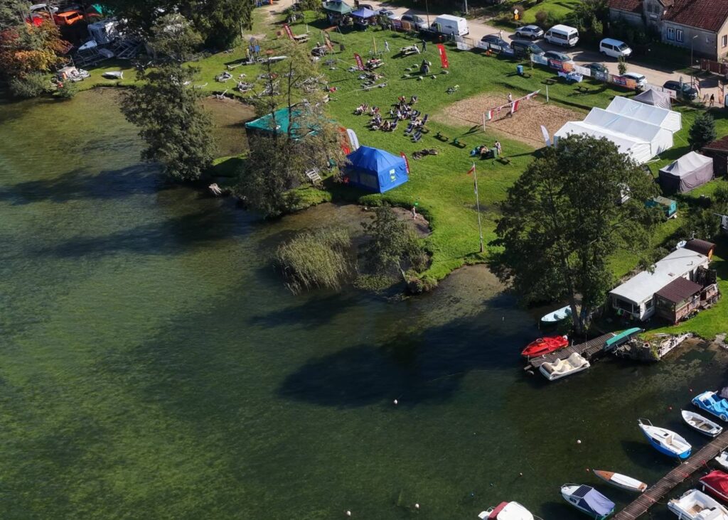 Widok na plażę i wodę z lotu ptaka.