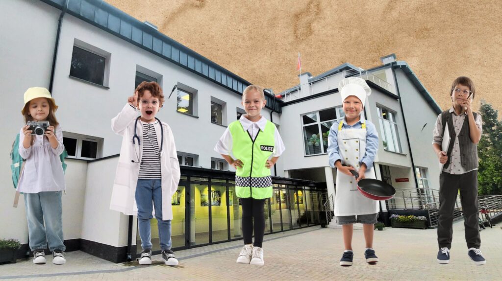Czwórka dzieci w kostiumach zawodowych przed budynkiem.