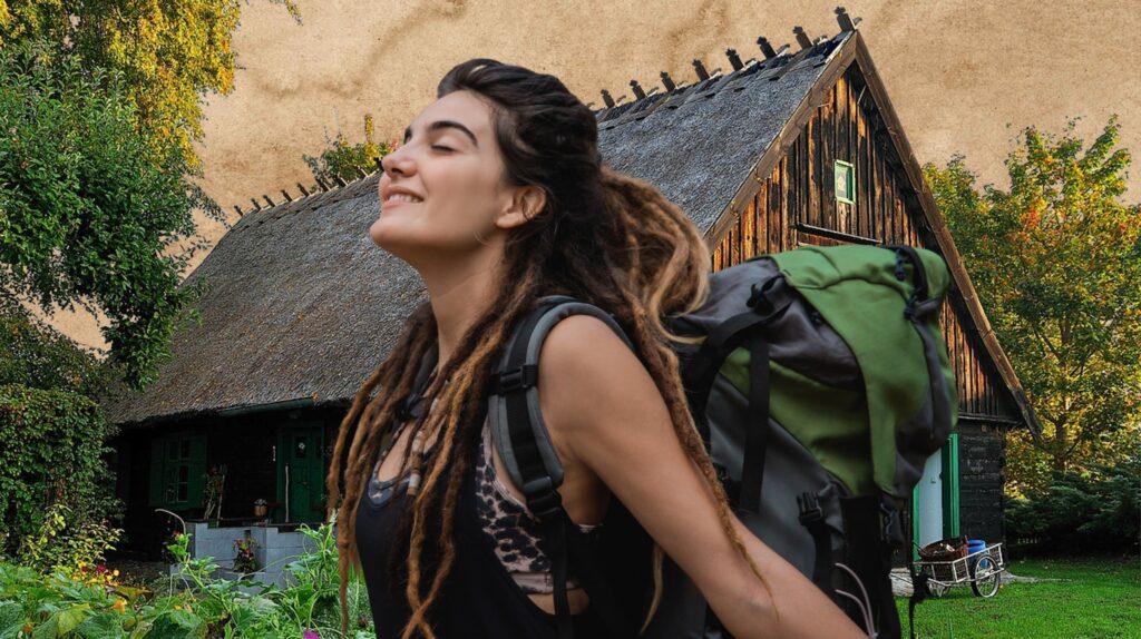 Młoda kobieta z plecakiem w naturze.