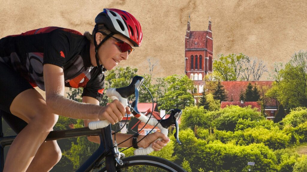 Kolarz w kasku na tle krajobrazu