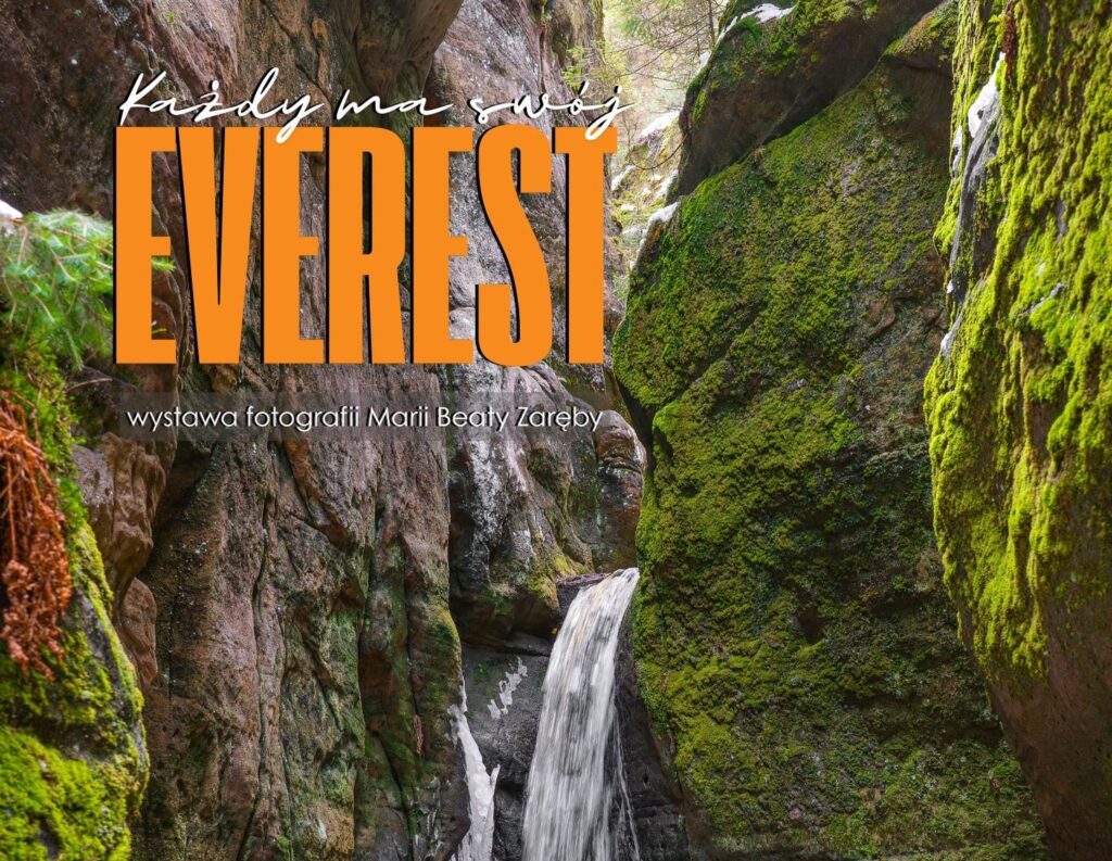 Wodospad w zielonym otoczeniu skalnym.