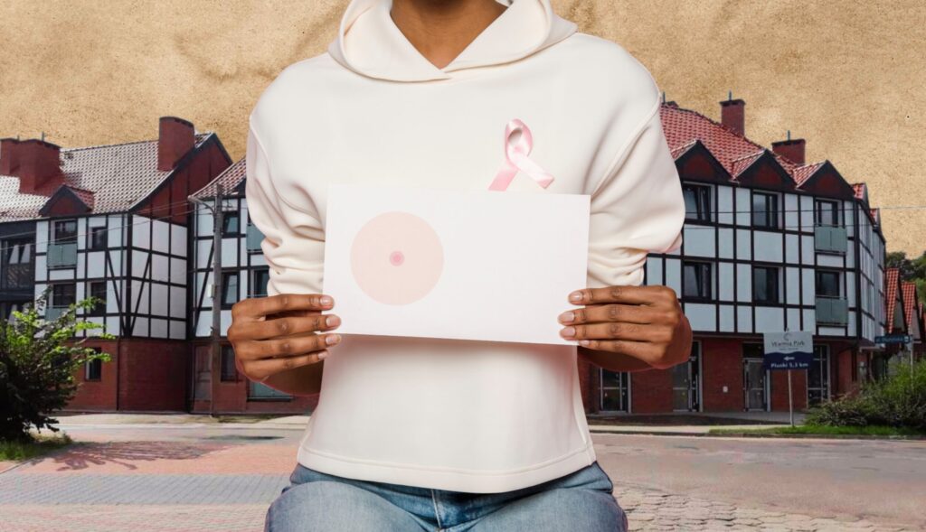 Kobieta trzyma kartkę z różowym symbolem.