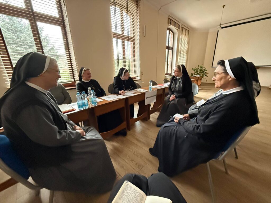 Grupa sióstr zakonnych w trakcie spotkania.