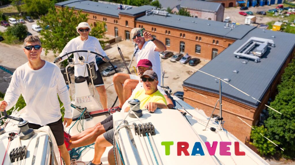 Grupa mężczyzn na jachcie w słoneczny dzień.