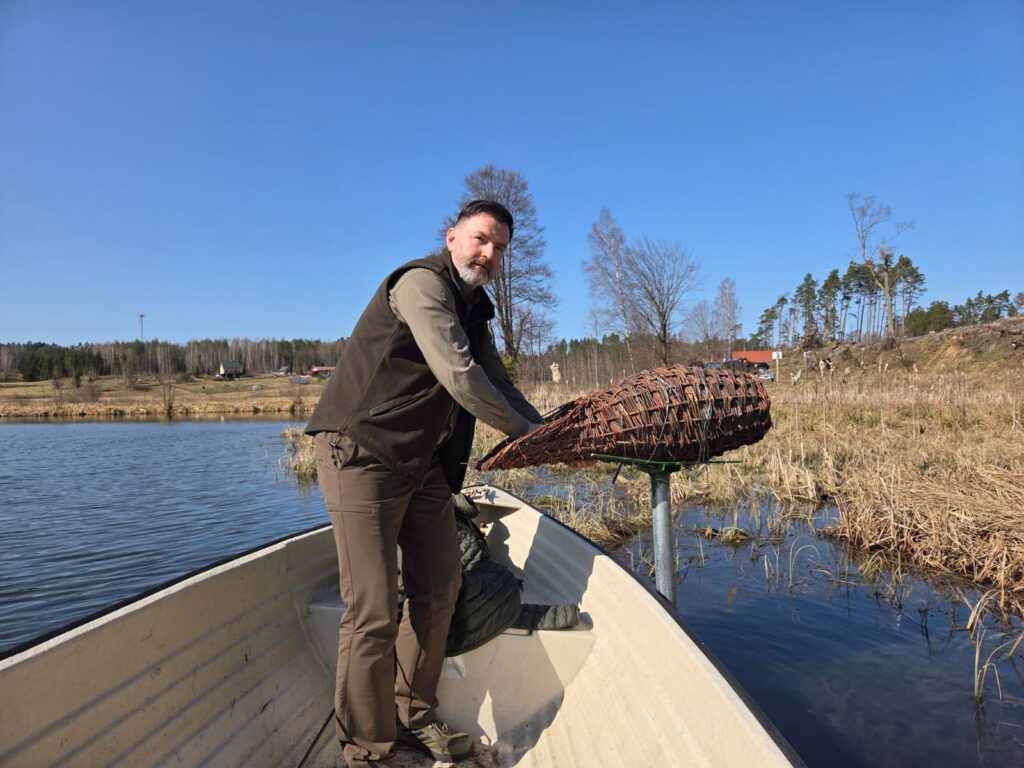 Mężczyzna w łodzi wędkarskiej z koszem