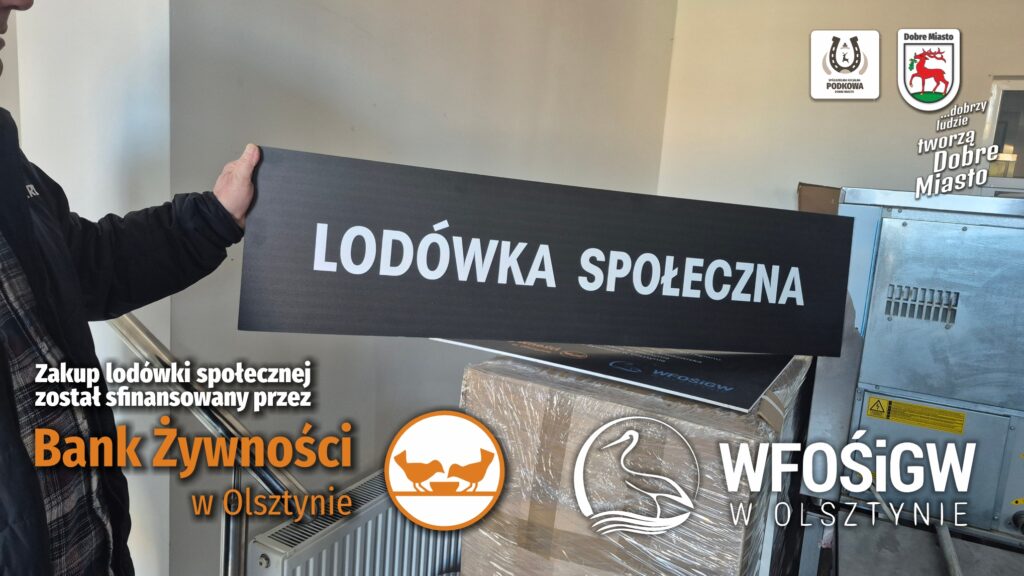 Mężczyzna trzyma tabliczkę 'Lodówka Społeczna'.