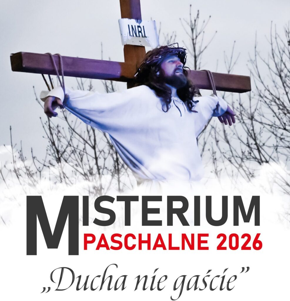 Postać ukrzyżowanego Jezusa na tle drzew