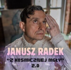 Mężczyzna o wzorzystej koszuli i rękawiczkach, patrzący w górę.