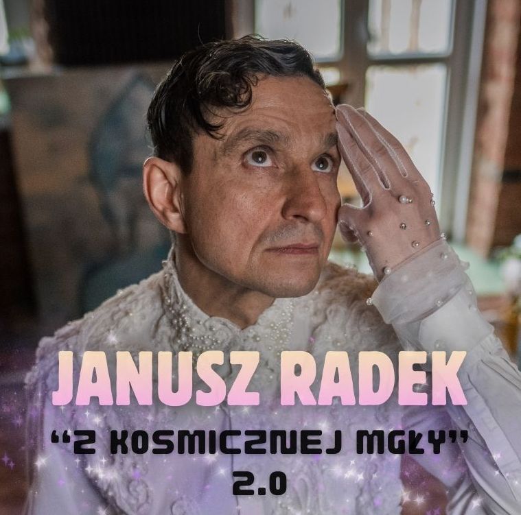 Mężczyzna o wzorzystej koszuli i rękawiczkach, patrzący w górę.