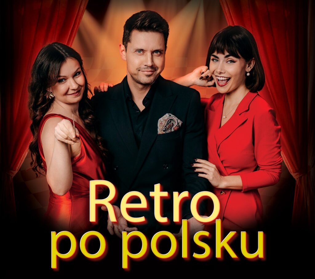 Trzy osoby w eleganckich strojach pozujące na tle czerwonych zasłon.