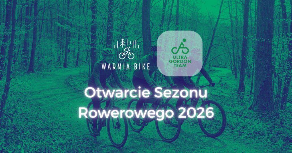 Grupa rowerzystów na leśnej ścieżce.
