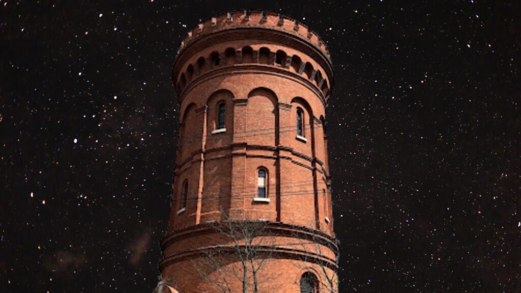 Olsztyńska wieża ciśnień na tle nocnego nieba