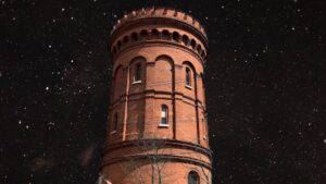 Olsztyńska wieża ciśnień na tle nocnego nieba