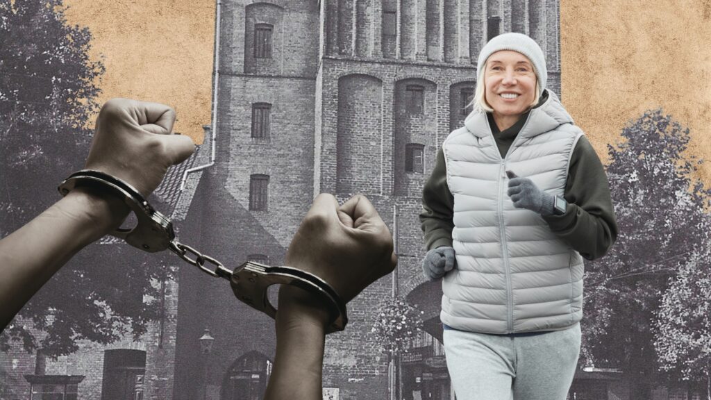 Kobieta biegająca w szarej kamizelce w tle z aresztowaniem