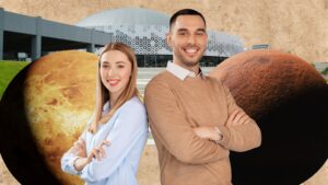 Para ludzi na tle planet i nowoczesnego budynku.