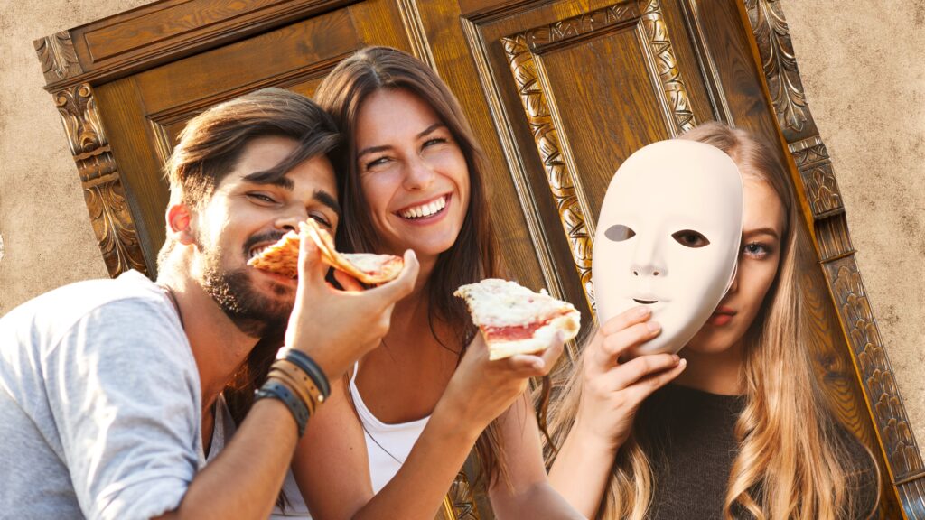 Grupa przyjaciół jedzących pizzę, jeden z nich trzyma maskę.