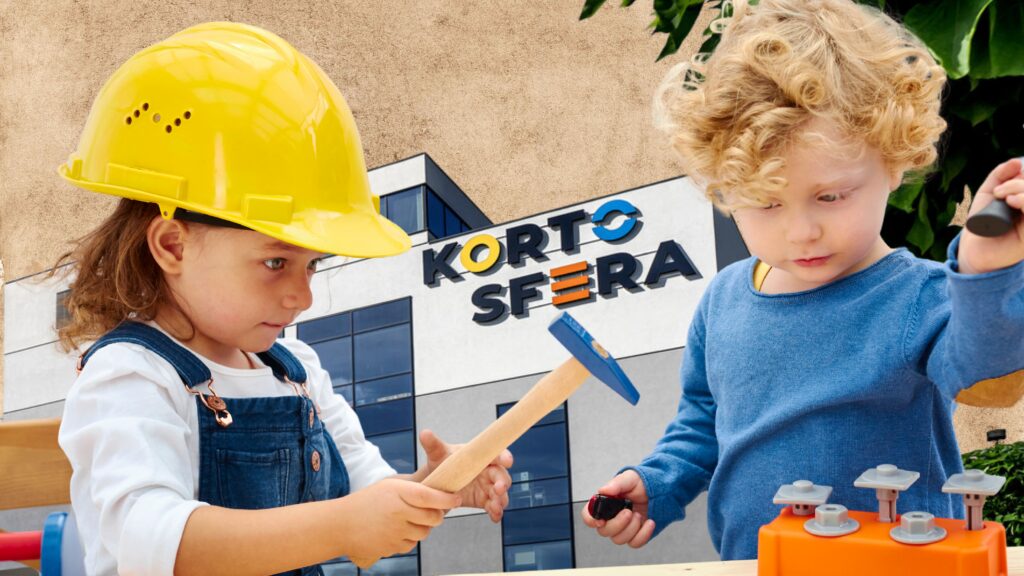 Dwoje dzieci bawi się w budowniczych z narzędziami.