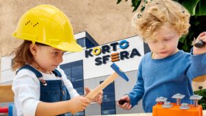 Dwoje dzieci bawi się w budowniczych z narzędziami.