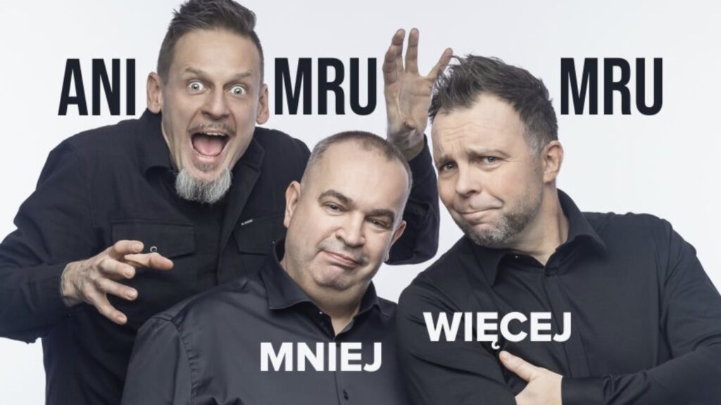 Trzej członkowie kabaretu Ani Mru Mru robiący miny na białym tle.