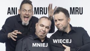 Trzej członkowie kabaretu Ani Mru Mru robiący miny na białym tle.