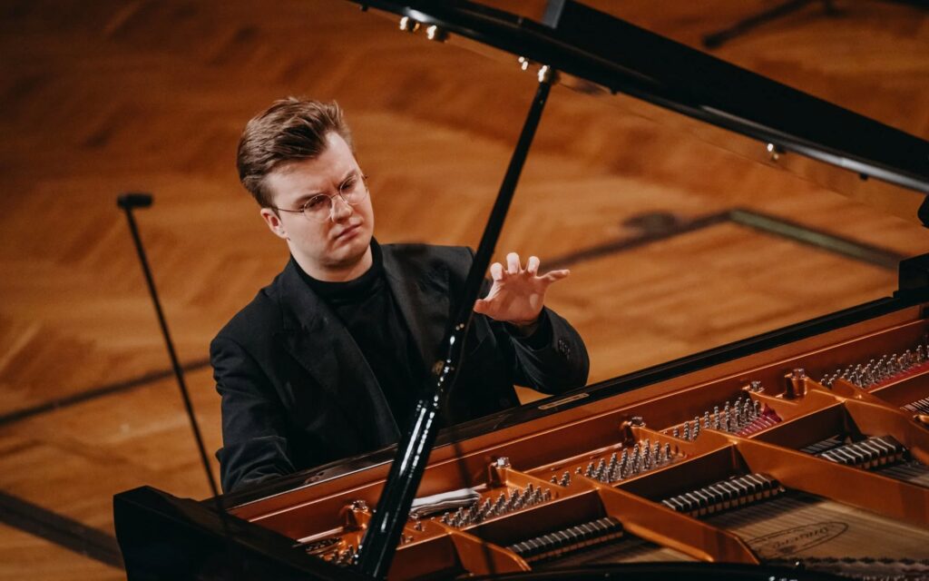 Pianista grający na fortepianie.