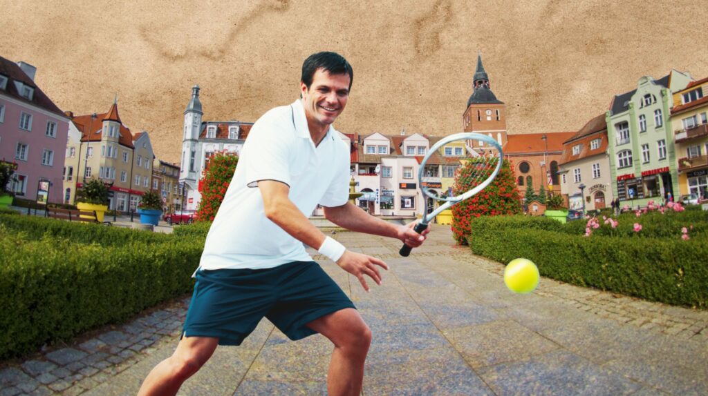 Mężczyzna gra w tenisa na tle miasta.