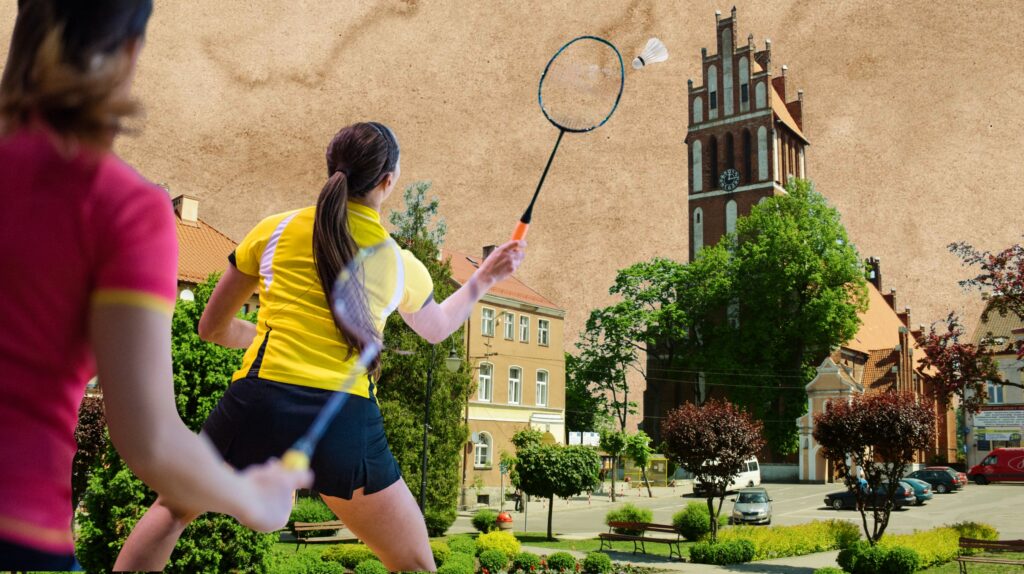 Gra w badmintona na tle miasta.