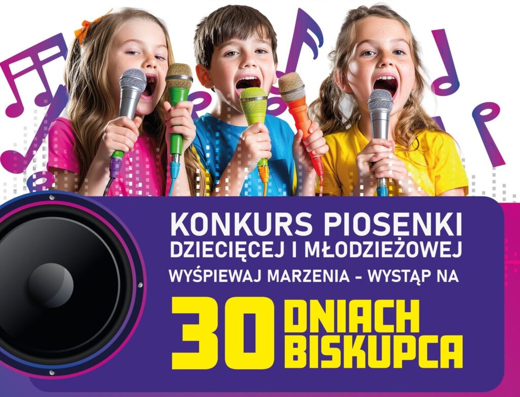 Trójka dzieci śpiewających do mikrofonów