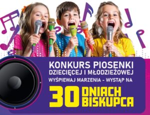 Trójka dzieci śpiewających do mikrofonów