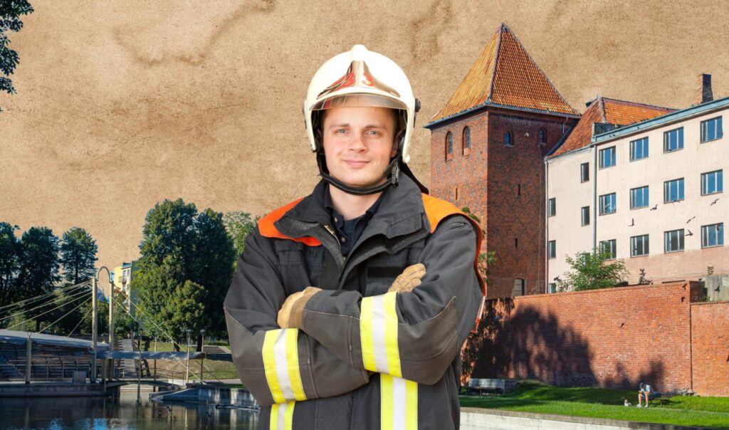 Mężczyzna w mundurze strażaka z kaskiem