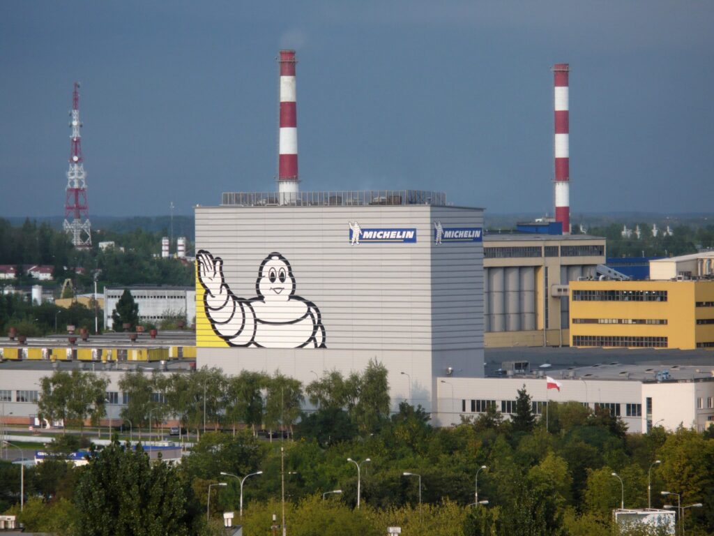 Mur z wizerunkiem postaci Michelin na fabryce.