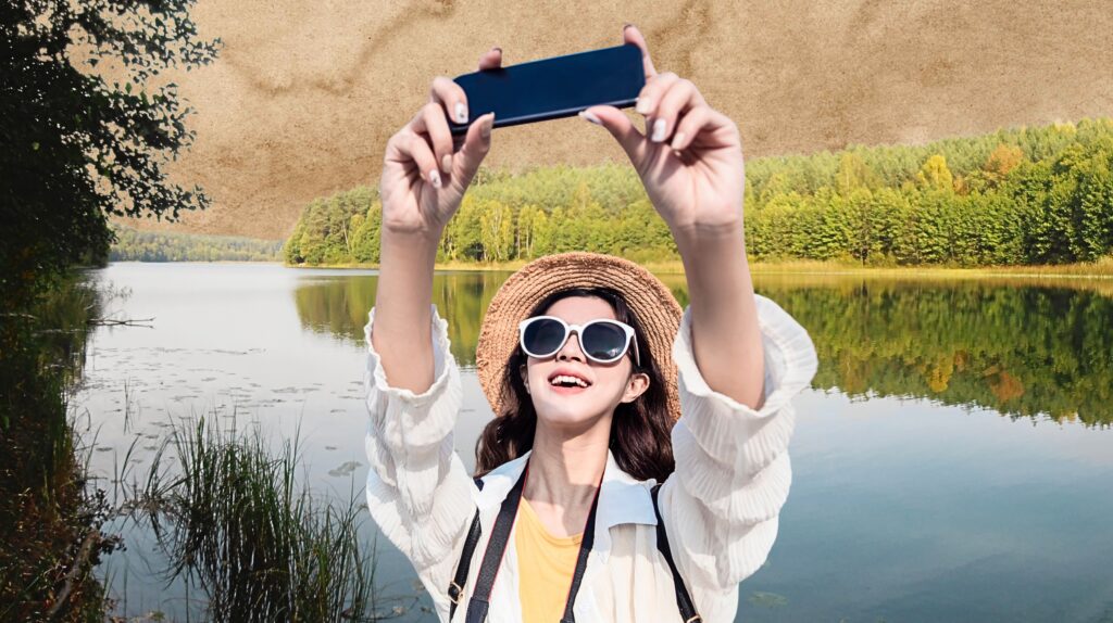 Kobieta robiąca selfie nad jeziorem.