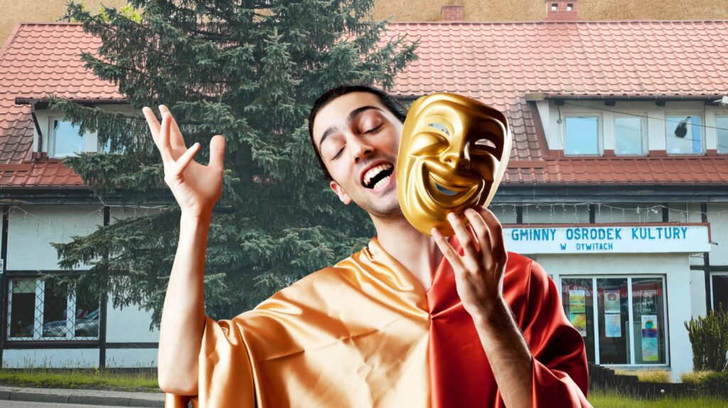 Mężczyzna w stroju teatralnym trzyma złotą maskę i uśmiecha się.