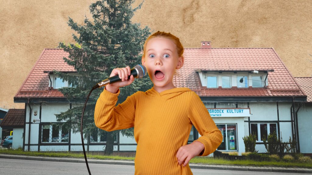 Dziecko z mikrofonem na scenie