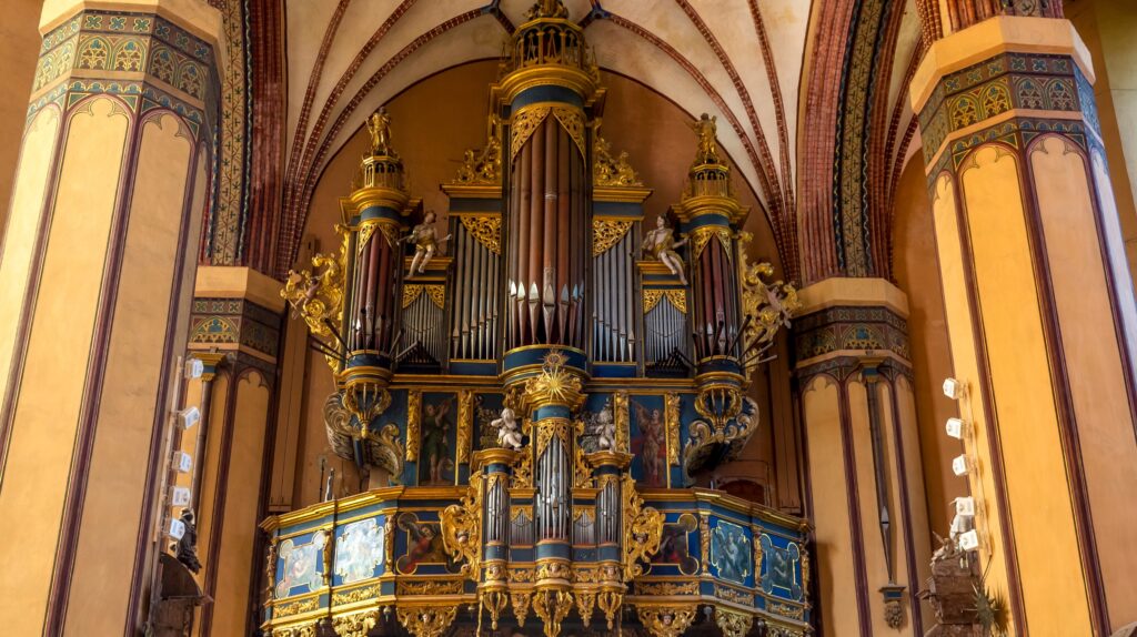 Ozdobne organy w kościele.